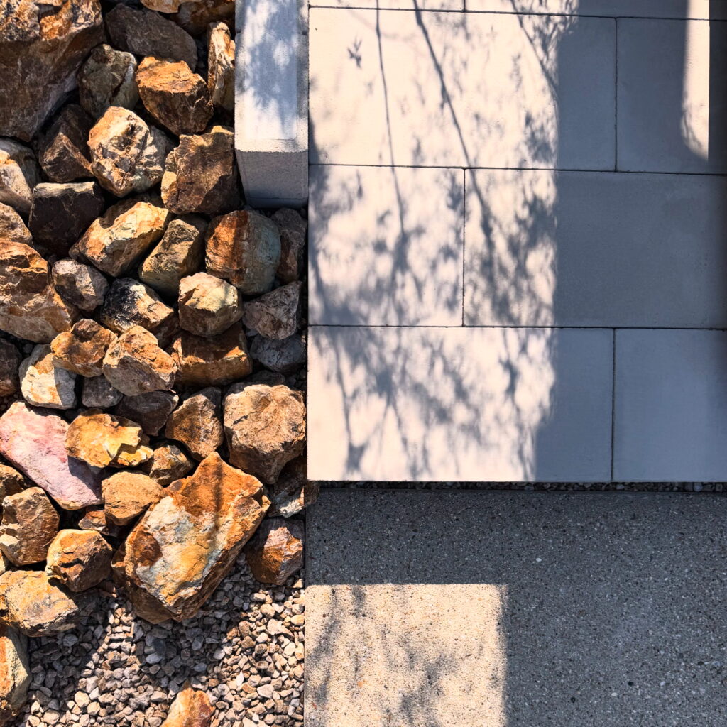 Natural Stone Meets Functional Design 　自然石と機能美がやさしく馴染むナチュラル外構