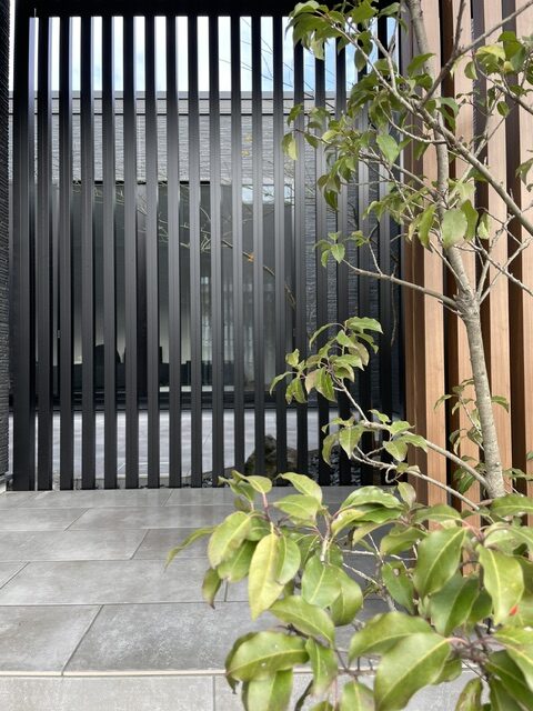 素材と植栽が織りなす陰影の美しいmodernistic plan